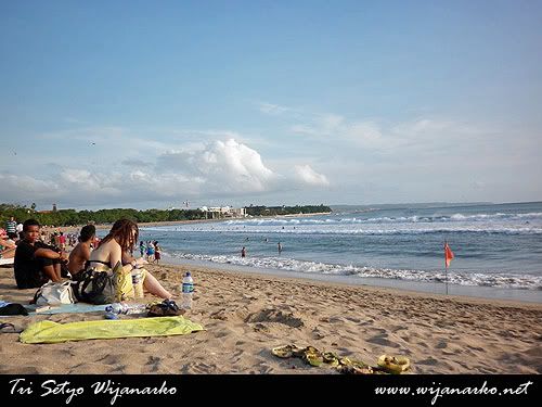 Menunggu Sunset Di Pantai Kuta Menunggu Sunset Di Pantai Kuta