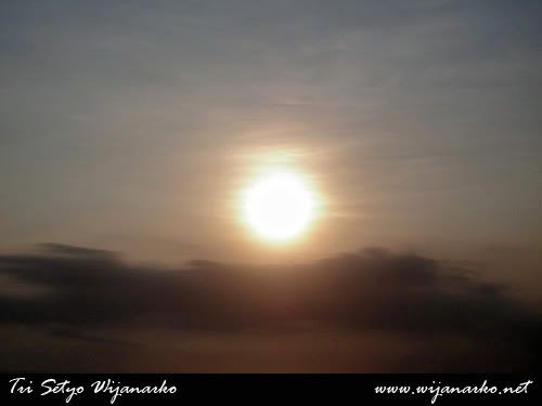 Menunggu Sunset Di Pantai Kuta Menunggu Sunset Di Pantai Kuta