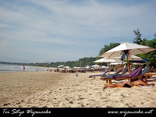 Menghabiskan Waktu Sore Di Pantai Jimbaran Menghabiskan Waktu Sore Di Pantai Jimbaran
