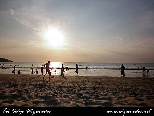 Menghabiskan Waktu Sore Di Pantai Jimbaran Menghabiskan Waktu Sore Di Pantai Jimbaran