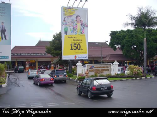 Batavia Air Boeing 737-300 Yogyakarta-Surabaya Batavia Air Boeing 737-300 Yogyakarta-Surabaya
