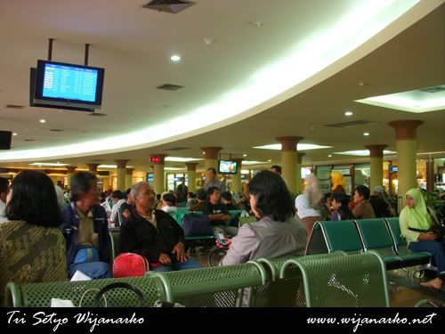 Batavia Air Boeing 737-300 Yogyakarta-Surabaya Batavia Air Boeing 737-300 Yogyakarta-Surabaya