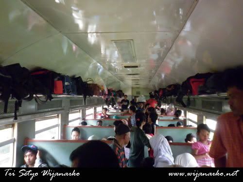 7 Jam Berdiri Di Kereta Api Pasundan 7 Jam Berdiri Di Kereta Api Pasundan