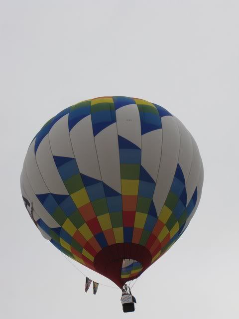190909 balloon with flags