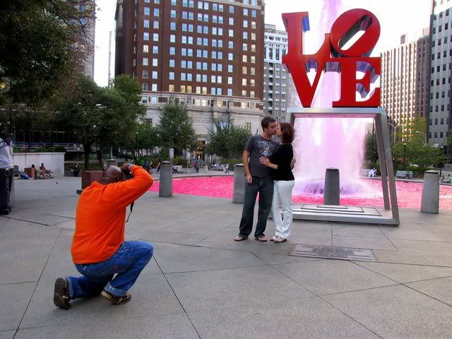 photographing love in love park 041009