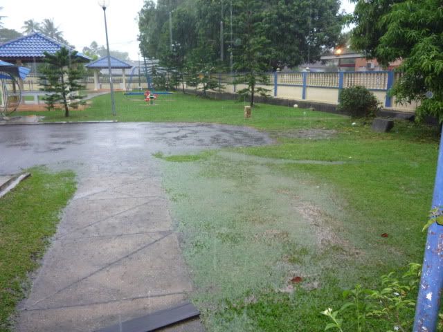 Hujan..